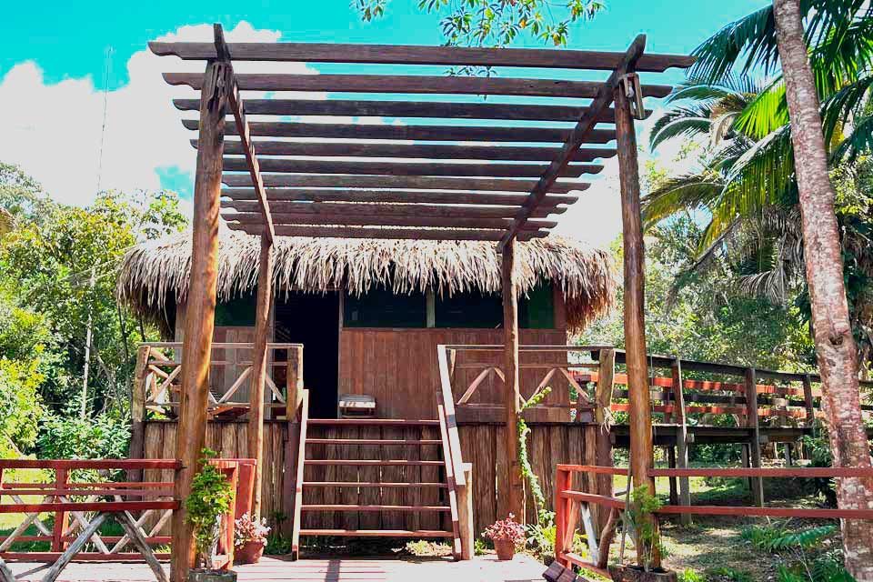 deck-frente-kabanas-amazon-lodge